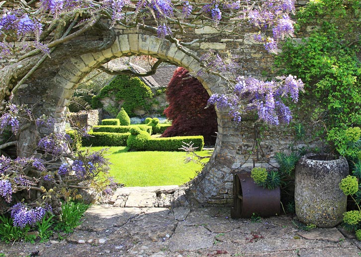 Integrate a garden canvas into your garden and be amazed at the result ...